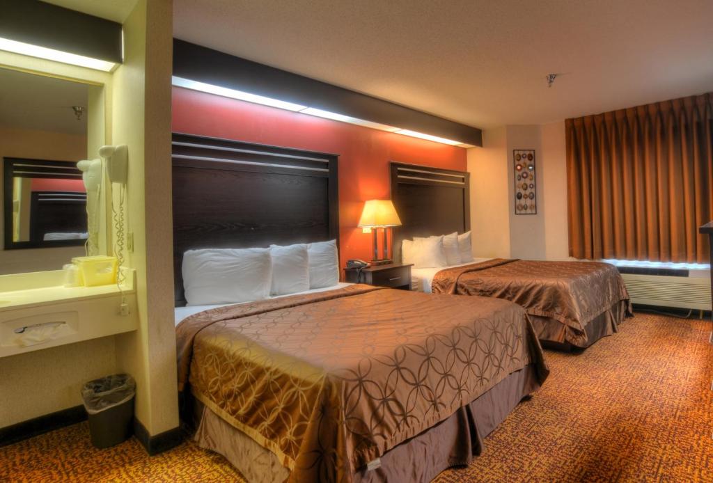 切罗基大烟山旅馆&套房汽车旅馆的酒店客房设有两张床和窗户。