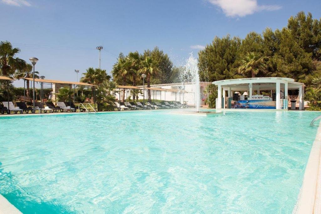 阿韦特拉纳Masseria Grottella的一个带喷泉的大型游泳池