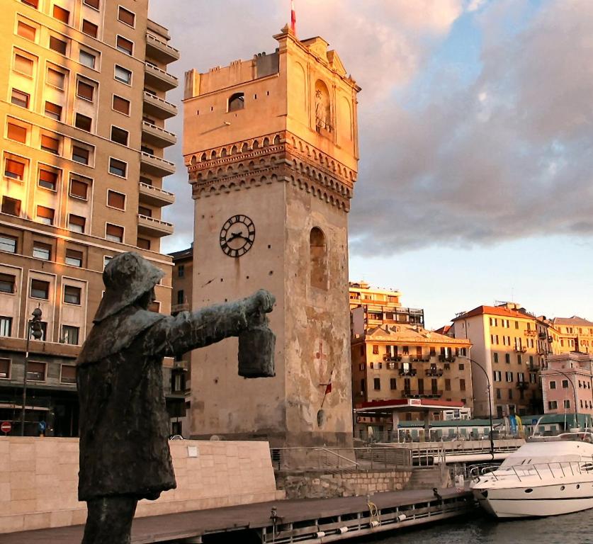 萨沃纳Costa e Mare的钟楼前方有雕像