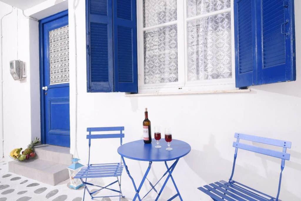 帕罗奇亚Old Town Traditional House的一张桌子、两把椅子和一瓶葡萄酒