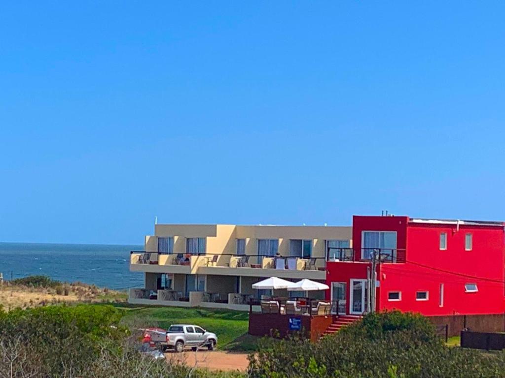 德尔迪阿布罗角Terrazas de la Viuda的海边的红色建筑