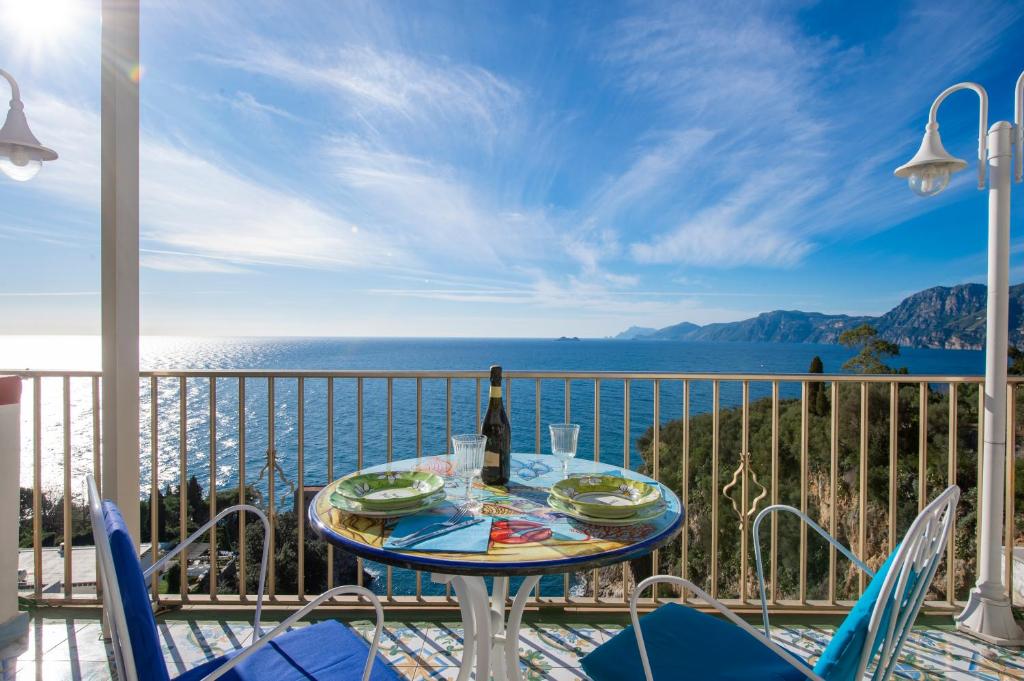 普莱伊亚诺贝拉维斯塔别墅酒店的海景阳台上的桌椅
