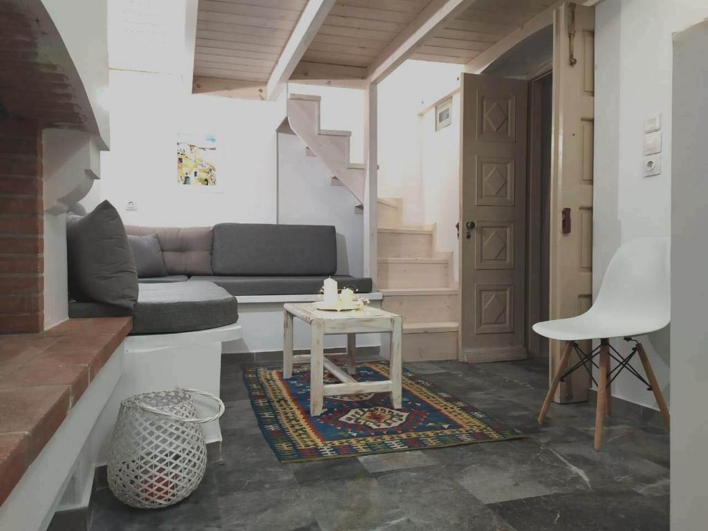 卡利诺岛Kalymnos Studio just4two的客厅配有沙发和桌子
