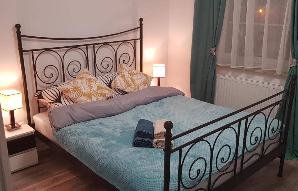 威赫罗伏Apartament RODZINNY Wałowa Wejherowo的一间卧室配有一张黑色床和蓝色毯子
