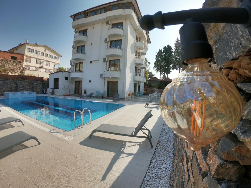 帕莫卡莱贝拉马里迪莫酒店的游泳池旁墙上的玻璃瓶