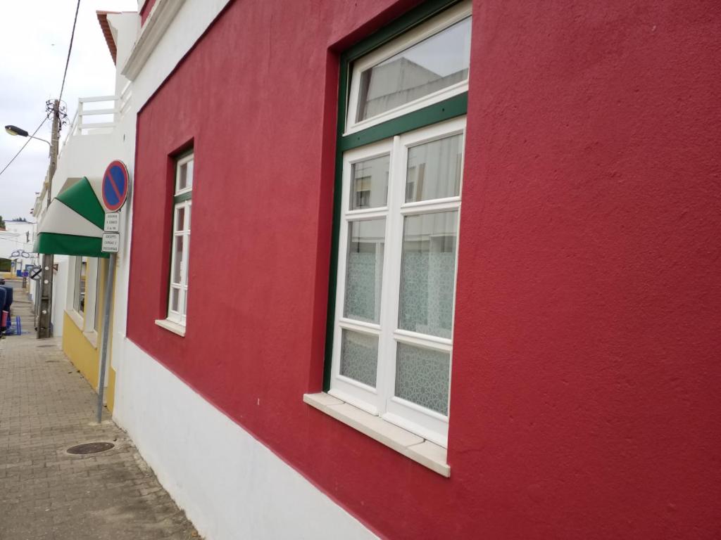 塞卡尔Estudio 21的红色和白色的建筑,设有窗户