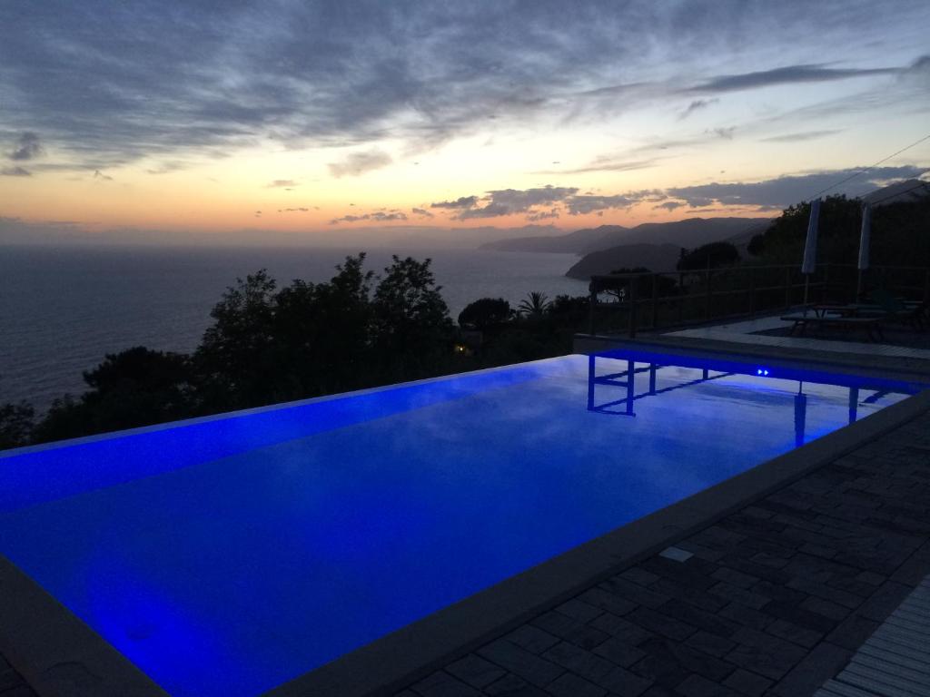 莱万托Hotel La Giada del Mesco的蓝色的海景游泳池