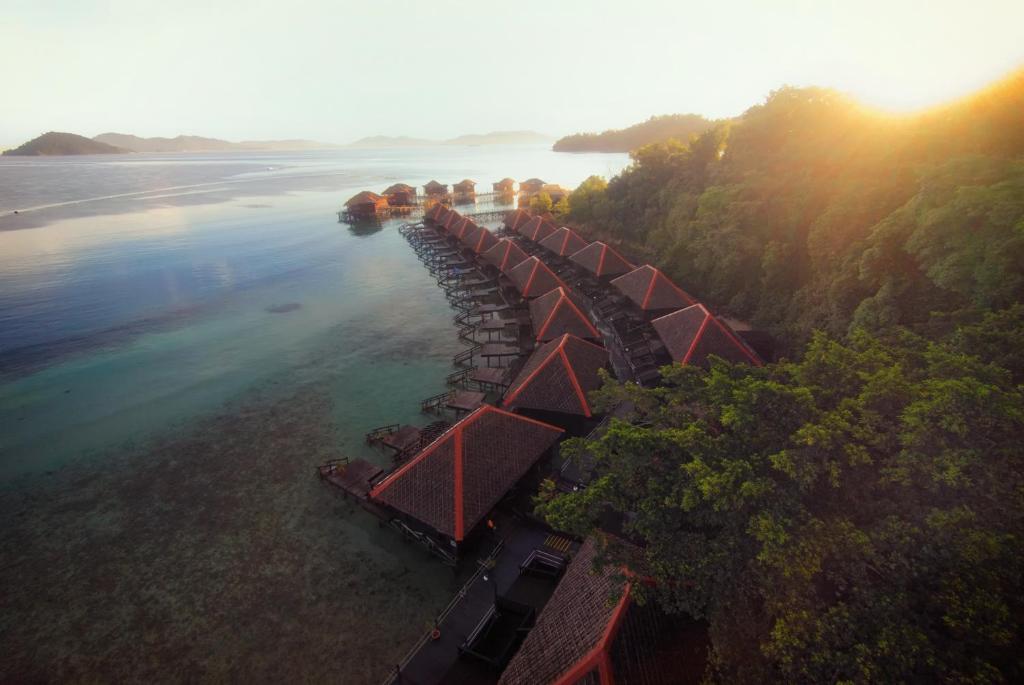 加亚岛加亚娜海滨度假酒店的水中火车的空中景观