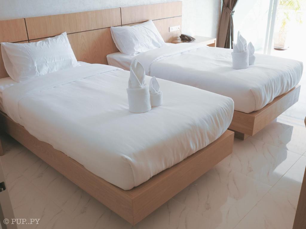 Ban San Ton Ko (1)Luxe Villa的配有2张床的带白色床单和枕头的客房