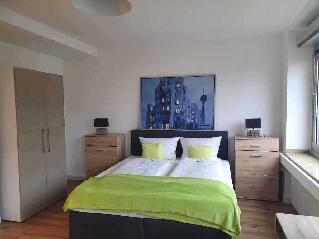 杜塞尔多夫Studiotel TOP LOFT的一间卧室配有一张带绿毯的大床