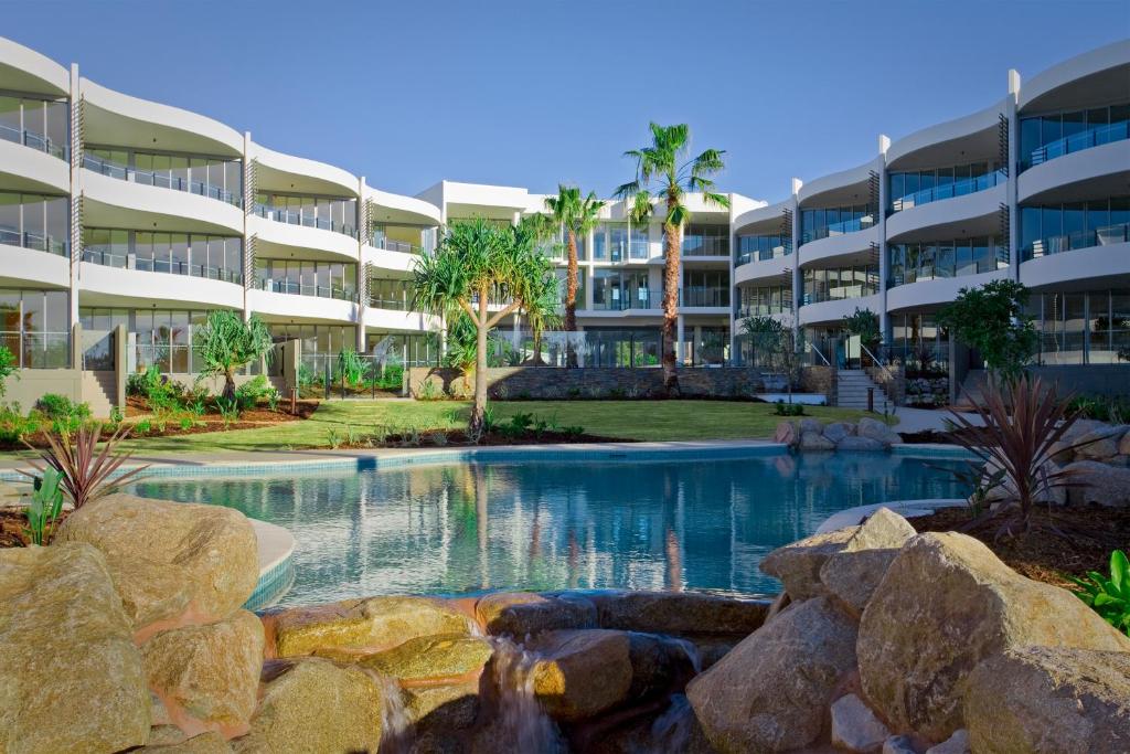 金斯克里福Cotton Beach Resort - Tweed Coast Holidays ®的大型公寓大楼前的游泳池