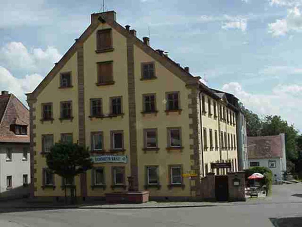 WeidenbachHotel Sammeth Bräu的一条大黄楼,坐在街道边