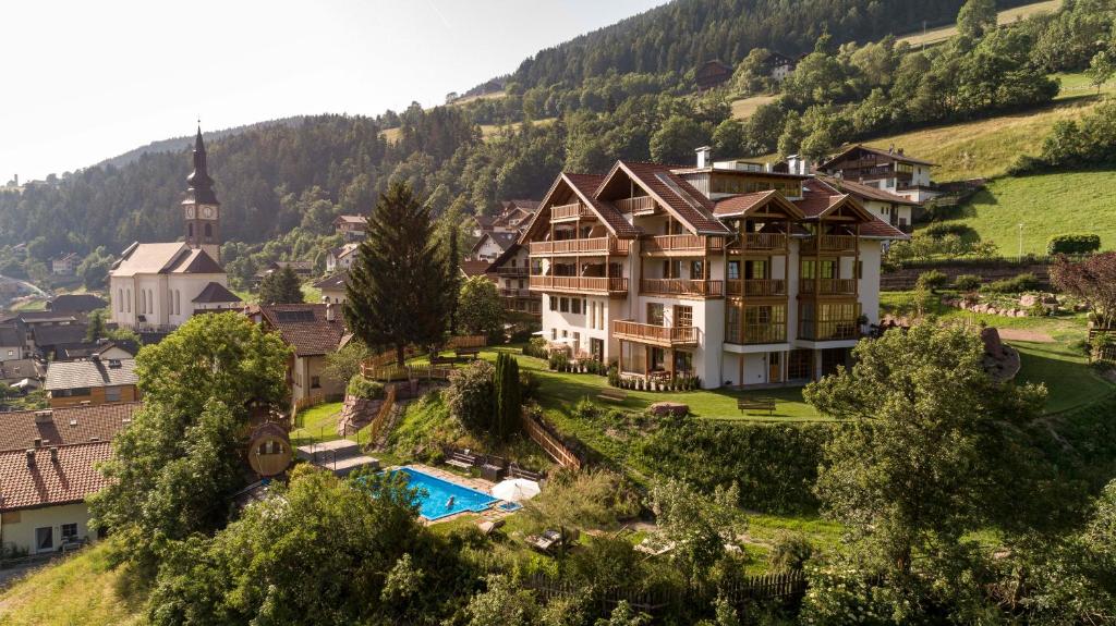 富内斯Villa Messner的一座带游泳池的小山上的大房子