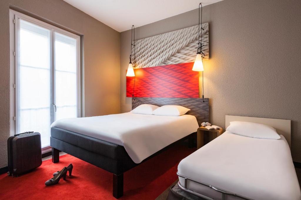 马恩河畔尚宜必思马恩河谷香格里拉香榭马恩河畔酒店的酒店客房带两张床和两个窗户