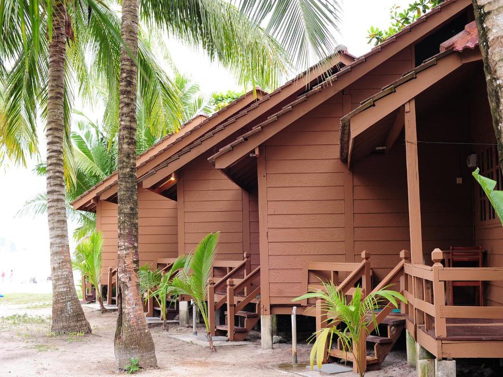 热浪岛热浪岛天堂度假酒店的一座棕榈树的木屋