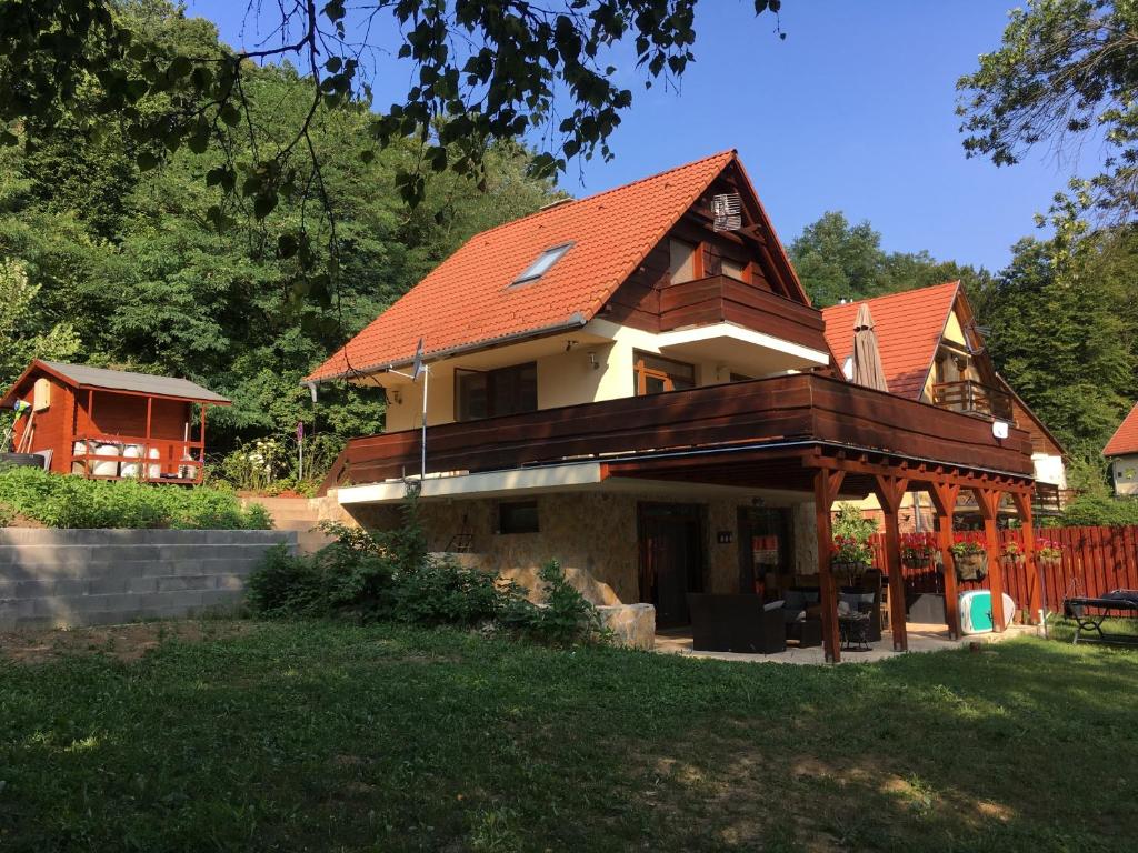 欧尔菲Beach House Orfű的一座带橙色屋顶和庭院的房子