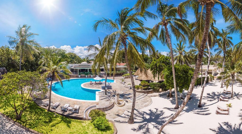 马林迪非洲钻石梦酒店的棕榈树度假村泳池的空中景致