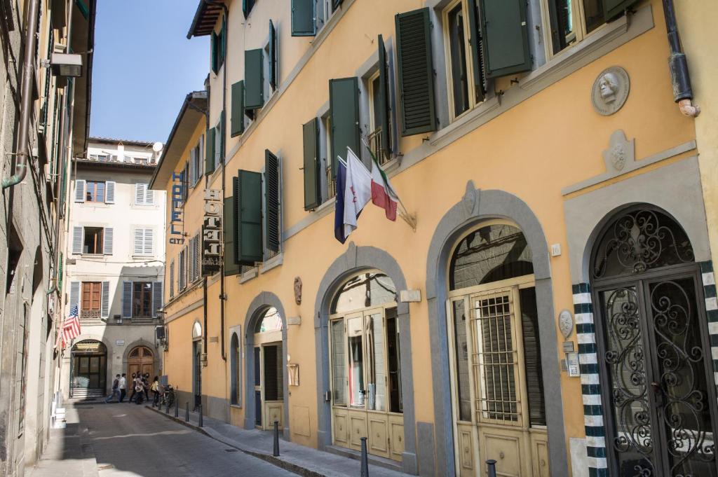 佛罗伦萨埃尔特尼艺术酒店的 ⁇ 城里一条小巷,有建筑物
