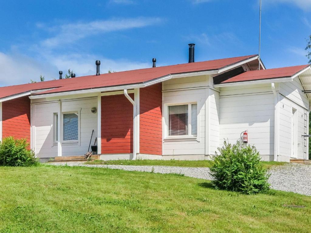 TaivalkoskiHoliday Home Tapiska by Interhome的白色和橙色的房屋,有红色屋顶