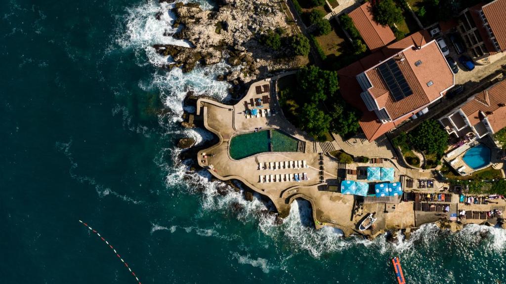 尤塔哈R酒店的水面上岛屿的空中景观