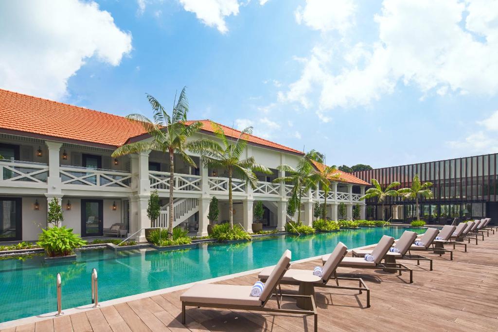 新加坡The Barracks Hotel Sentosa by Far East Hospitality的一个带游泳池和躺椅的度假胜地