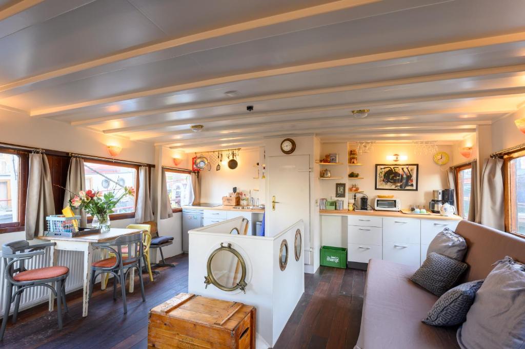 鹿特丹Boatapartment Animathor on top location的一间客厅和厨房,位于一个小房子里