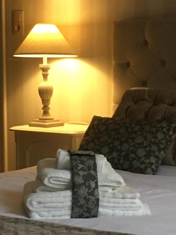 迪南La MeusÂme的灯旁床上的一堆毛巾