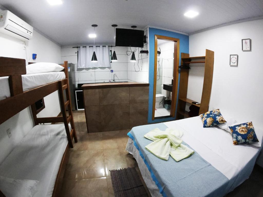 阿布拉奥Casa da Ilha的小房间设有床和厨房