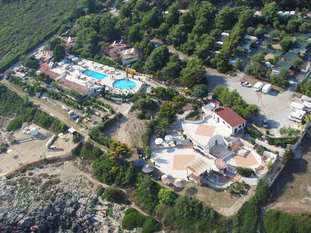 莱波拉诺I giardini di Santomaj的享有带游泳池的房屋的空中景致