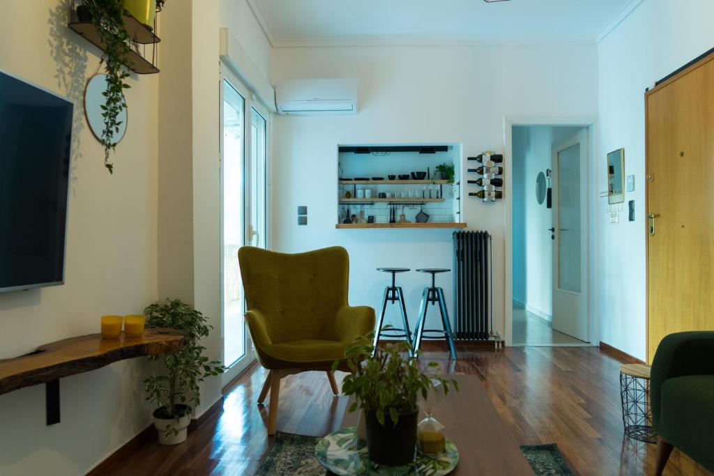 雅典A10 SecretHouse的客厅配有黄色椅子和桌子