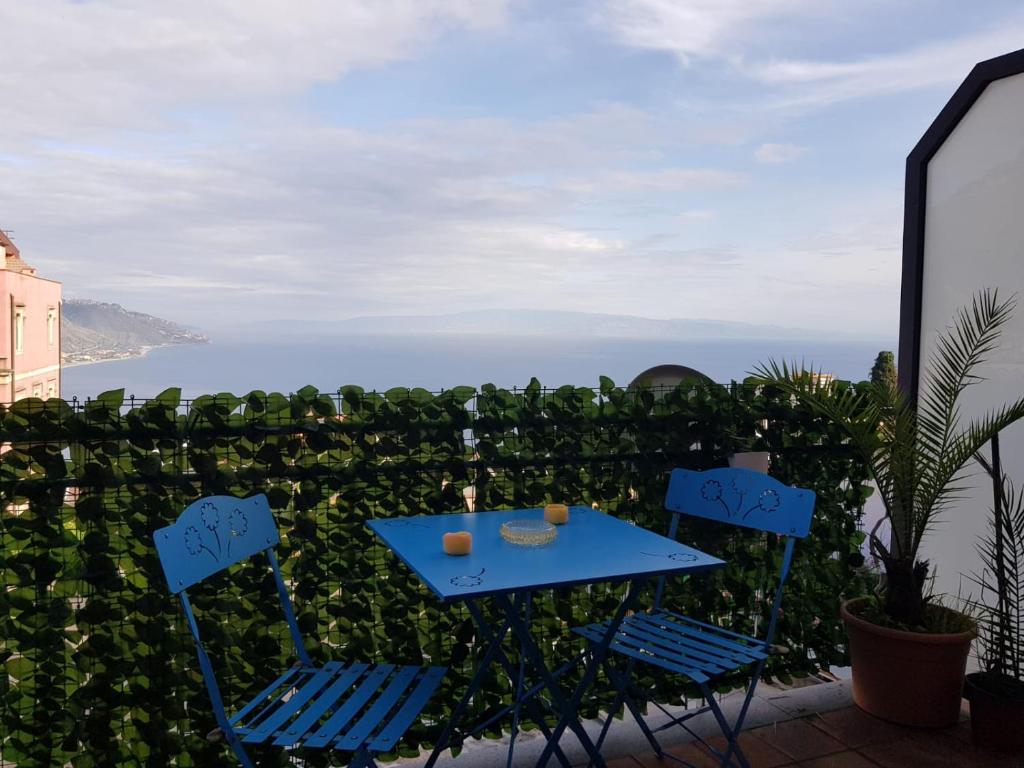 陶尔米纳"Sea-See" Studio Taormina Center - Bellissima Vista Mare - Corner Kitchen的海景阳台上的桌椅