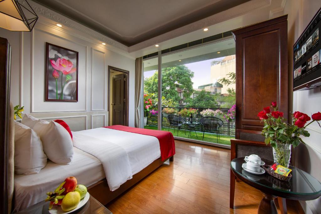 河内河内皇宫2号酒店的一间卧室设有一张床和一个大窗户