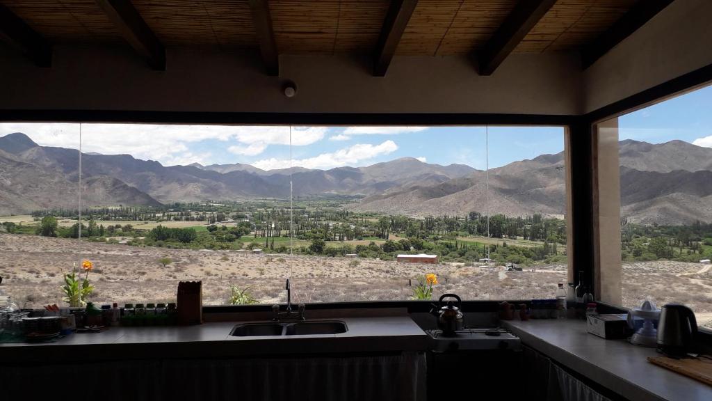 卡奇Cabaña Abra Del Monte的山景厨房窗户