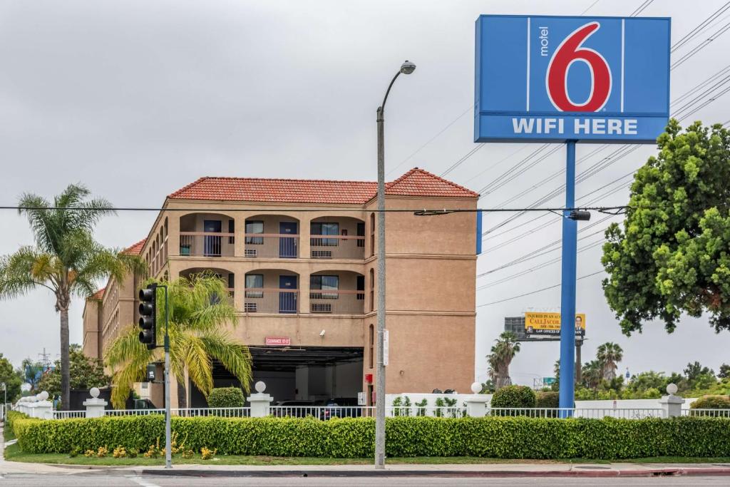 加迪纳市Motel 6-Gardena, CA - South的前面有标志的建筑