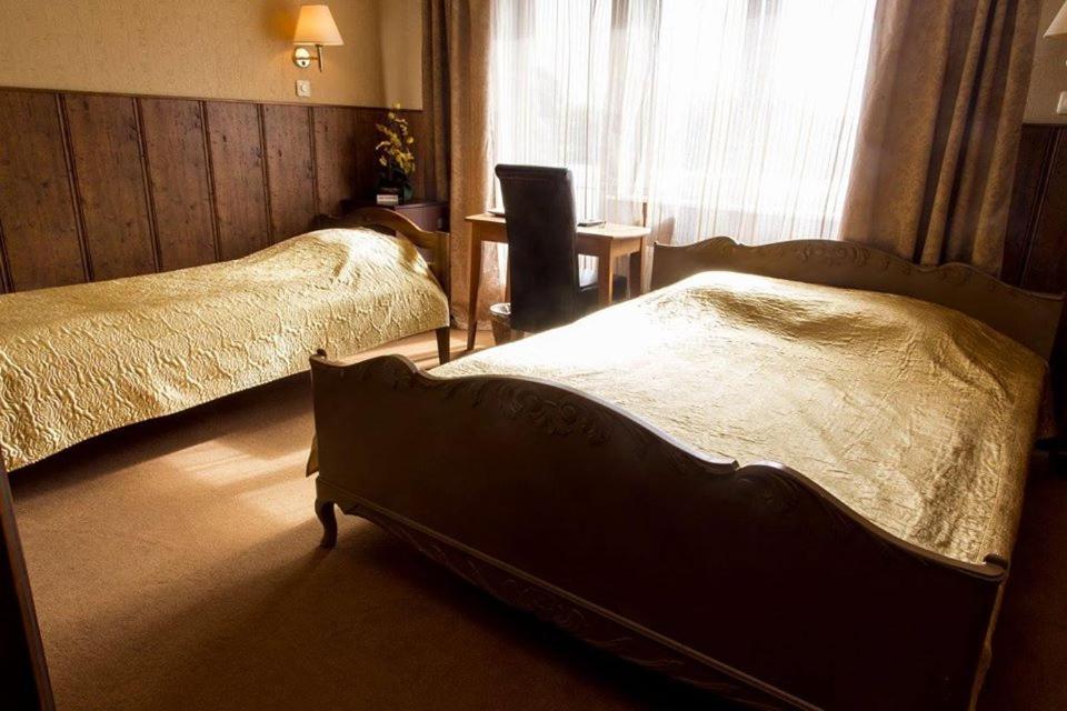 珀尔察马Vahe Guest House的酒店客房,配有两张床和椅子