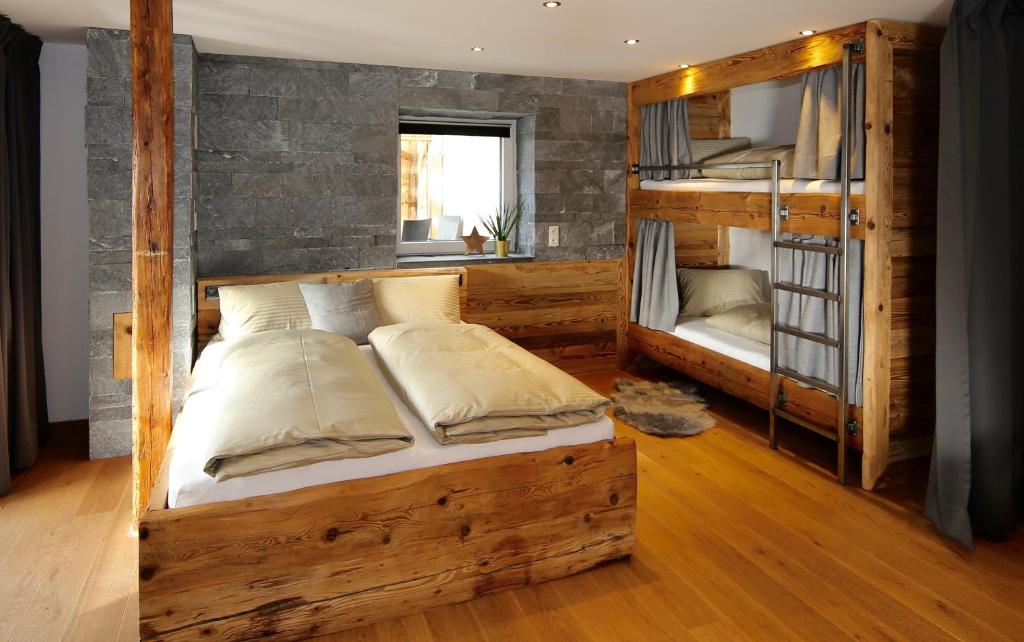 劳里斯Appartements Goldquell的一间卧室设有两张双层床和一扇窗户。