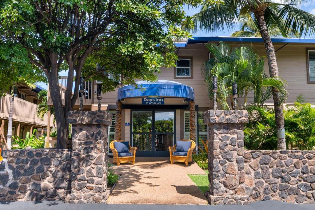 维雷亚茂宜岛海滨酒店的前面有两把椅子的房子