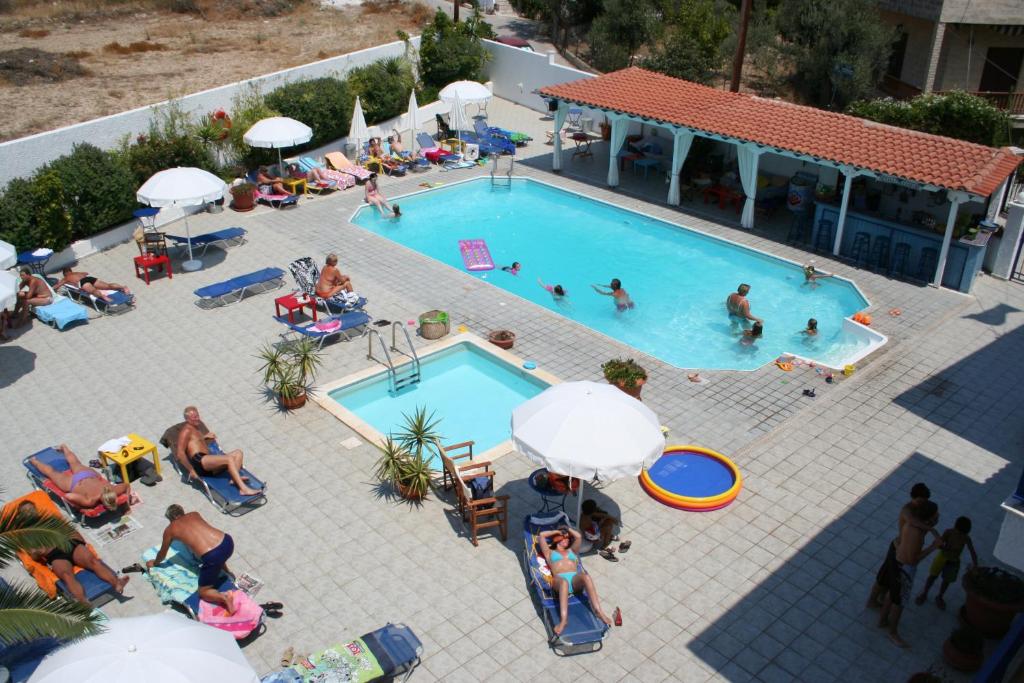 阿吉亚玛丽娜Helios Hotel的游泳池的顶部景色,里面的人