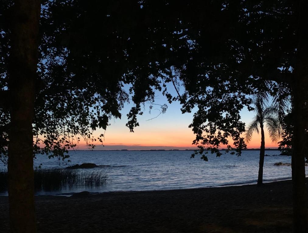 南圣洛伦索Ap beira da Praia das Ondinas的日落时分欣赏海景