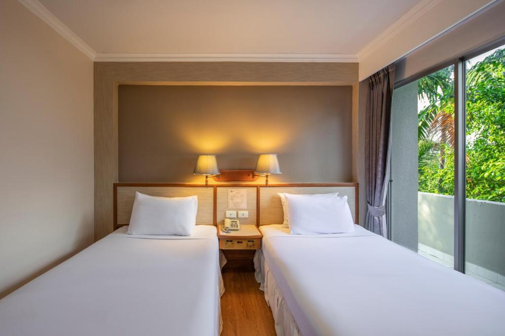 亚兰一号站酒店 - 阿兰亚普拉特斯的配有书桌和窗户的客房内的两张床