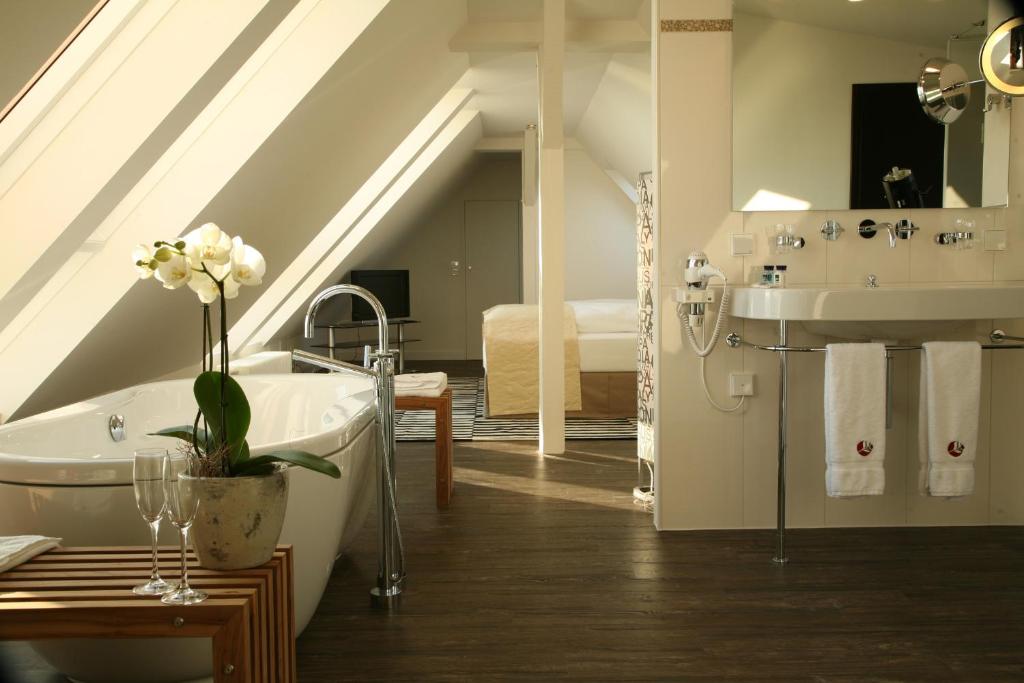 威廉港海葵公寓酒店的带浴缸和盥洗盆的浴室