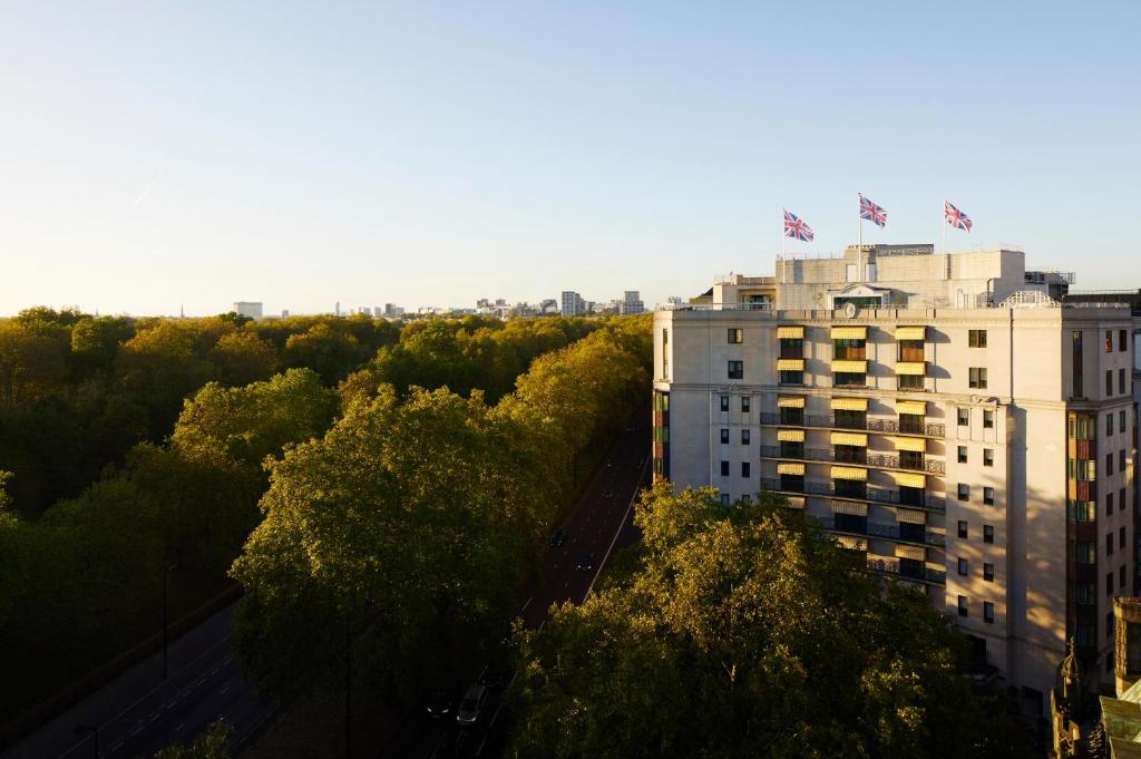 伦敦多切斯特酒店 - 多尔切斯特精选的城市的顶部景观,有建筑和树木