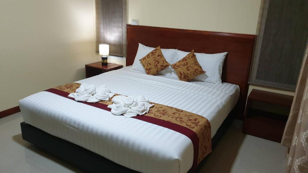 瑶亚岛ฺBankunyaiy Resort的卧室配有一张带白色鲜花的大床