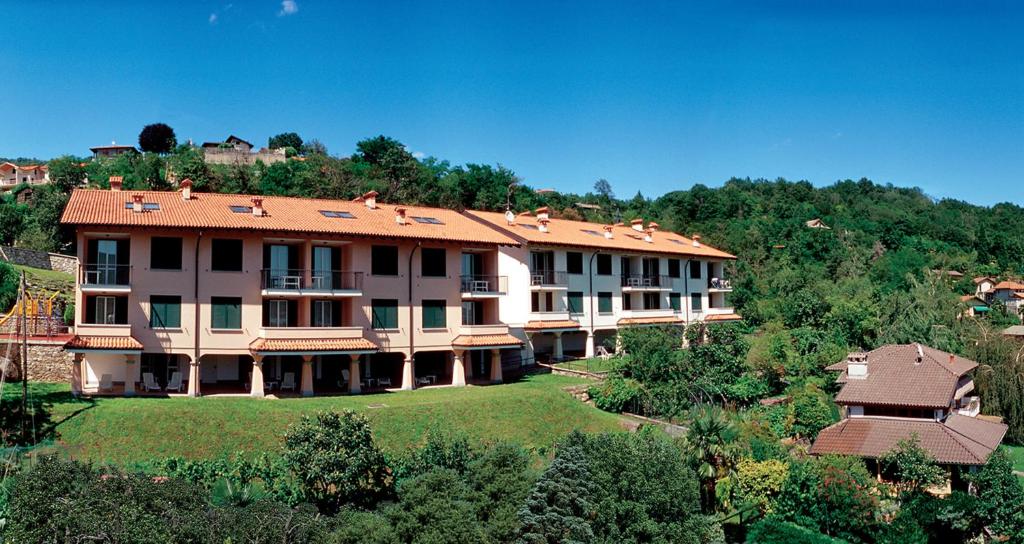 韦尔巴尼亚伊索里诺酒店的一座大建筑,位于一座树木繁茂的山顶上