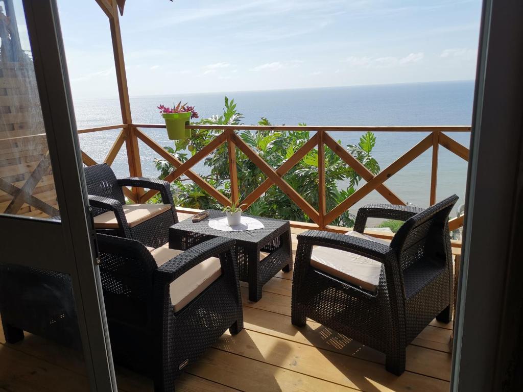 MtsangadouaLa maison du nord, T2 privé的一个带桌椅的海景阳台