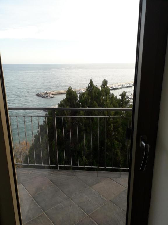 阿拉西奥B&B nido sul mare的从海洋之门欣赏美景