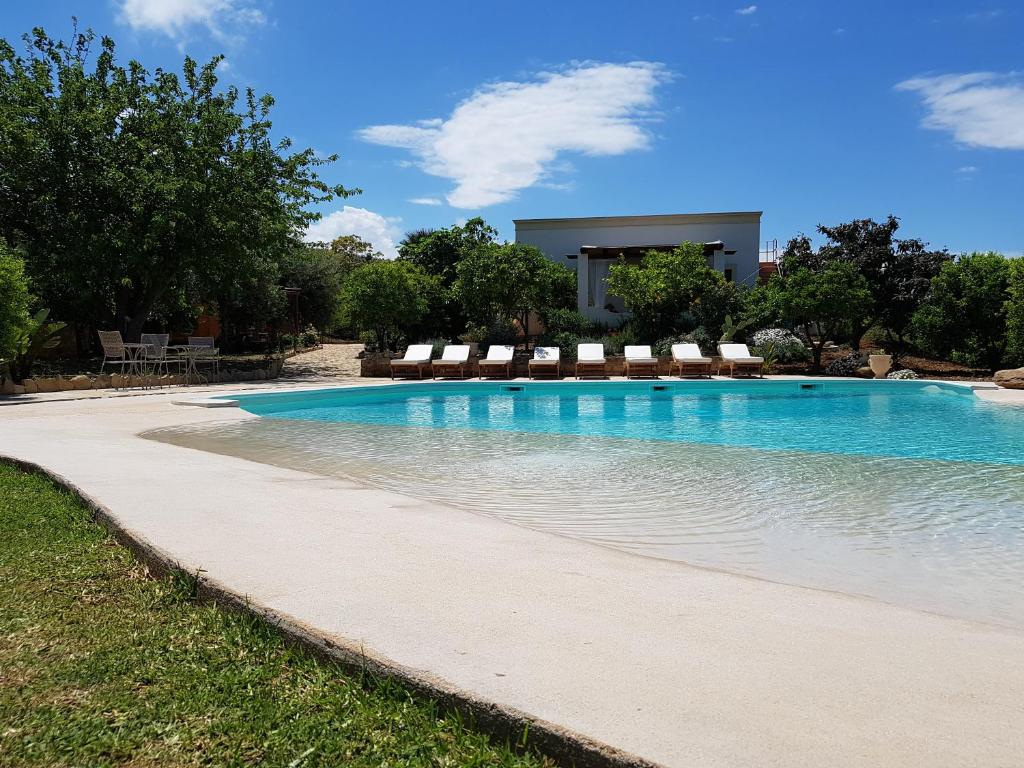 拉斯卡里Terre e Torri Country Resort的一个带躺椅的游泳池