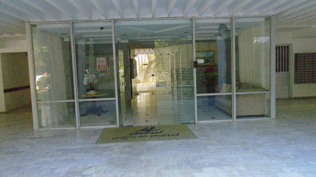 萨尔瓦多Propriedade aconchego de família的一间设有玻璃墙的客房,地板上设有垫子