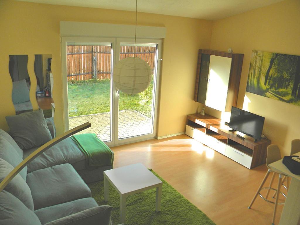 EllenhausenBusiness Apartment/Ferienwohnung (z. CGN/FFM)的带沙发和电视的客厅