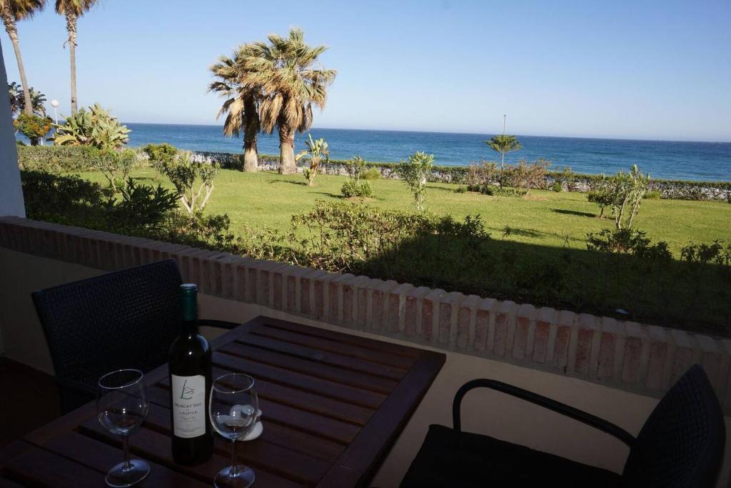 托罗克斯Jardines del Mar的一张桌子上的一瓶葡萄酒,享有海景